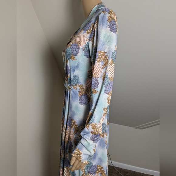 Flowing Vintage Gown with Unique Pattern - Picture 10 of 16